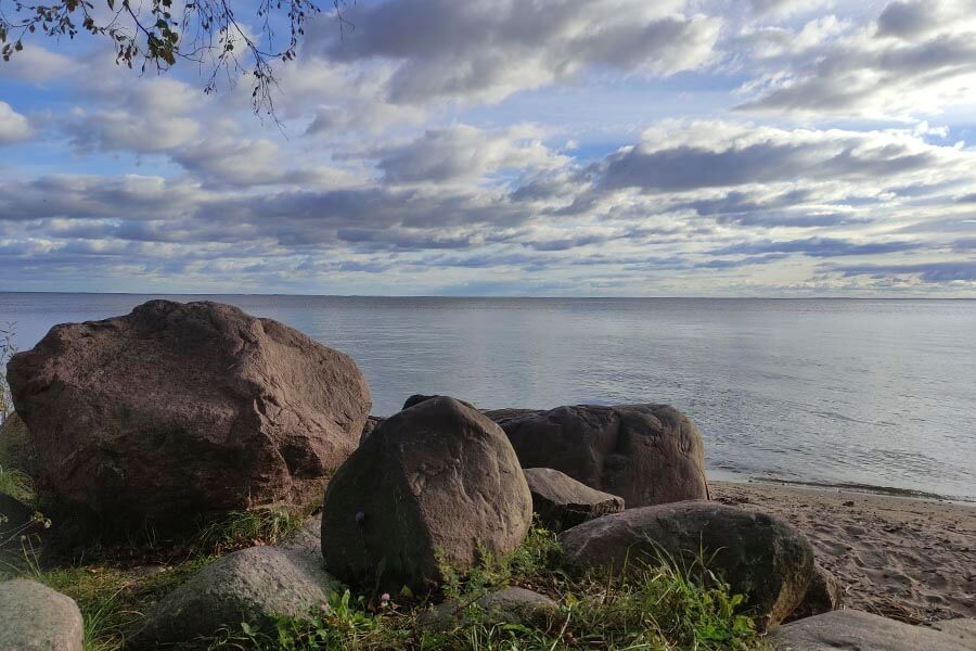 камни на берегу озера 
