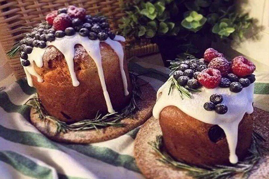 Украшение свежей ягодой куличей
