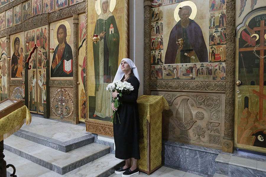 сестра в храме 