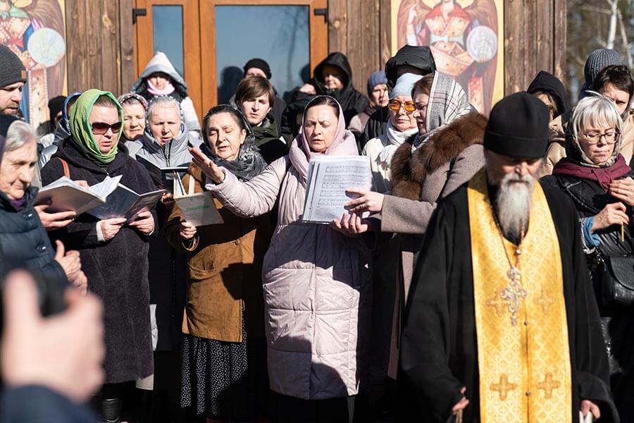 поют панихиду