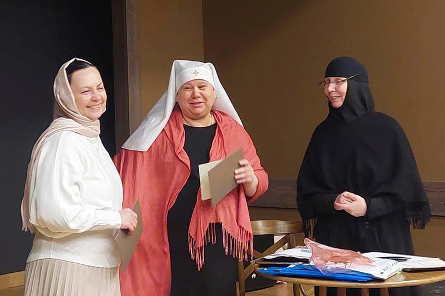 сестра милосердия и монахиня