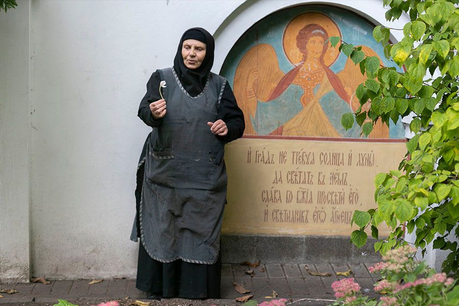 монахиня с цветком