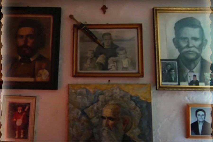 Семейные фотографии в доме 