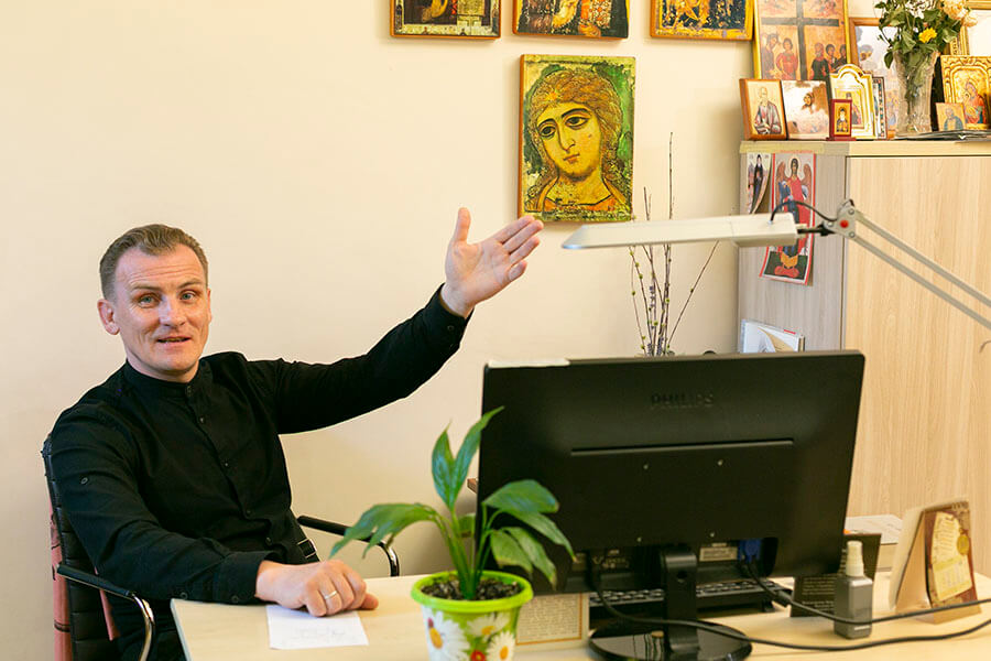 брат анатолий в кабинете