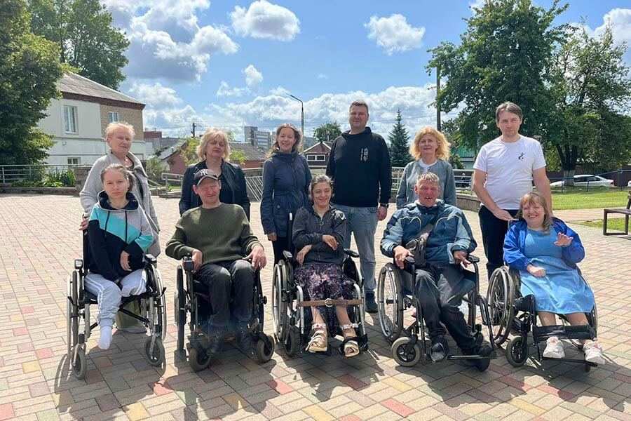 помощь людям на колясках