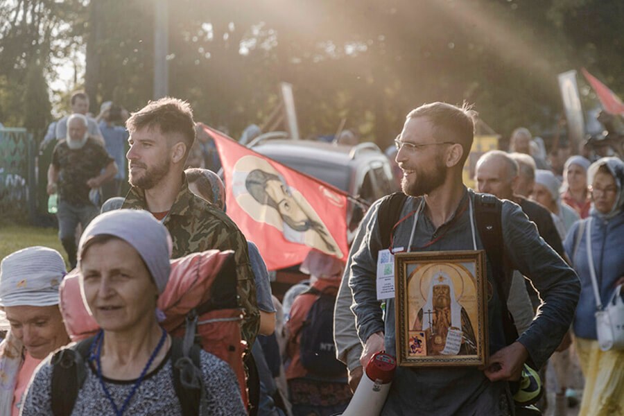 молодые парни на крестном ходе