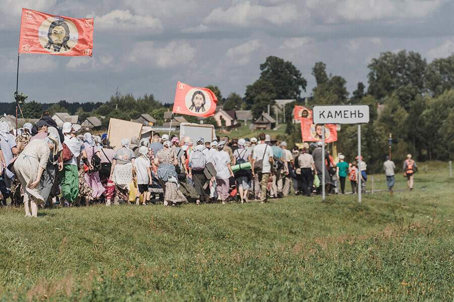 женщины и дети на крестном ходе