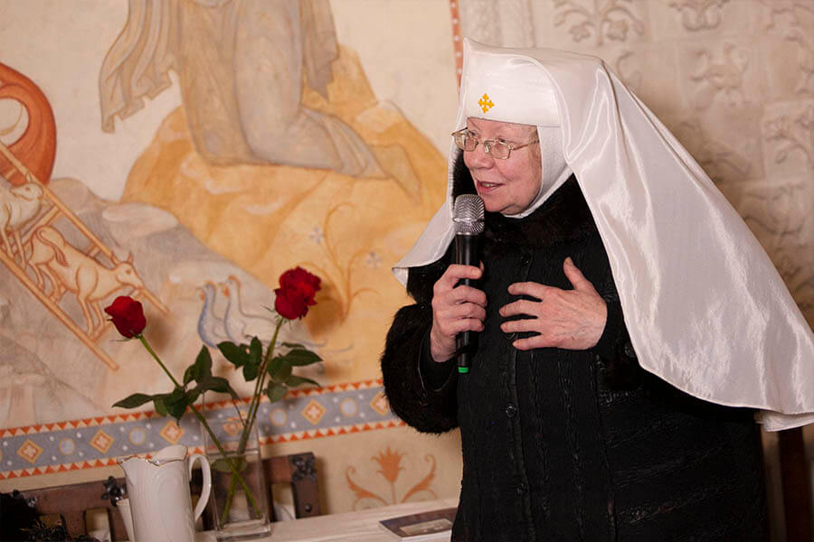 сестра выступает