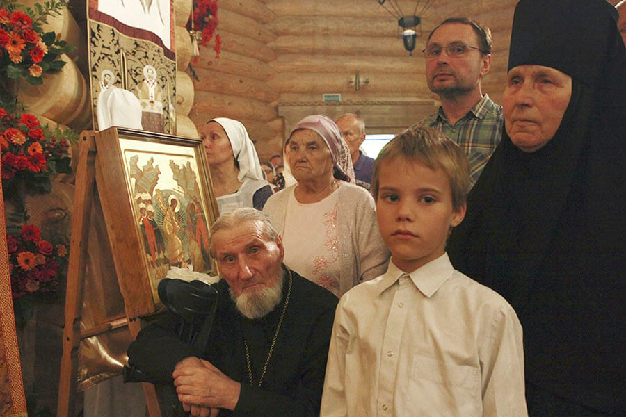 сященник среди прихожан