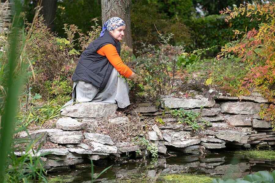 сестра за работой в саду