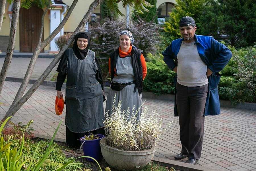 веселые монастырские труженики