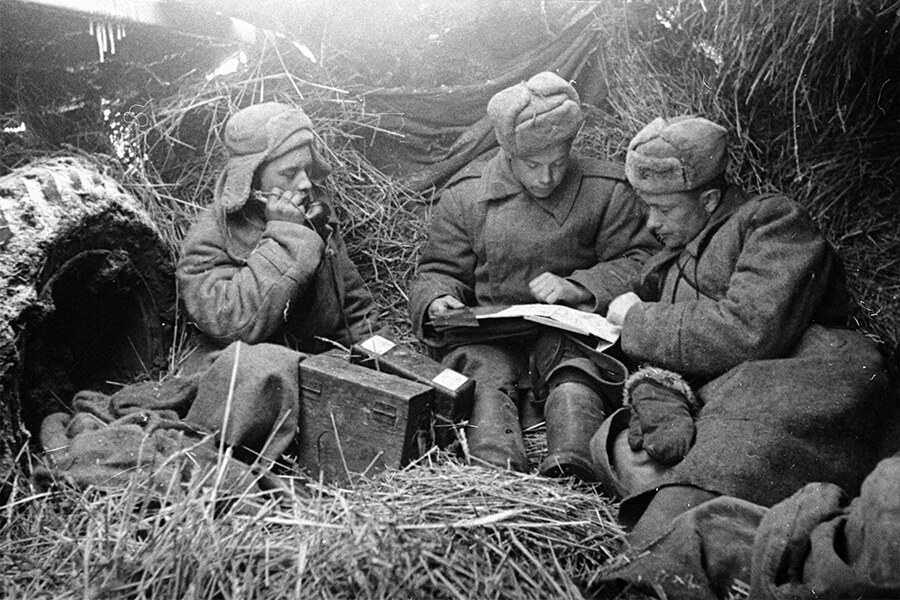 солдаты в землянке