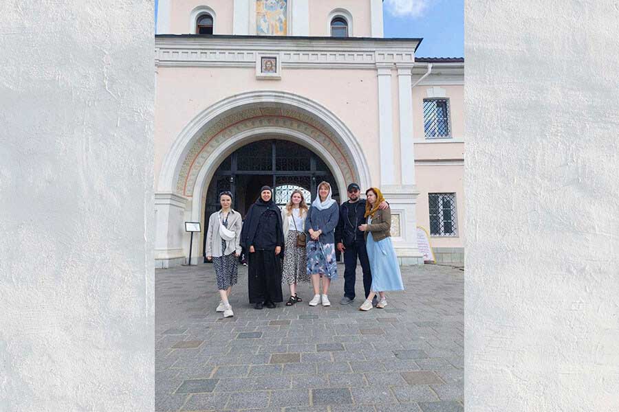 у входа в монастырь