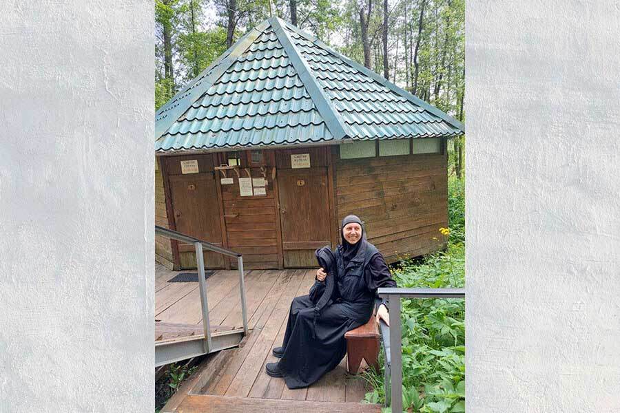 монахиня у источника