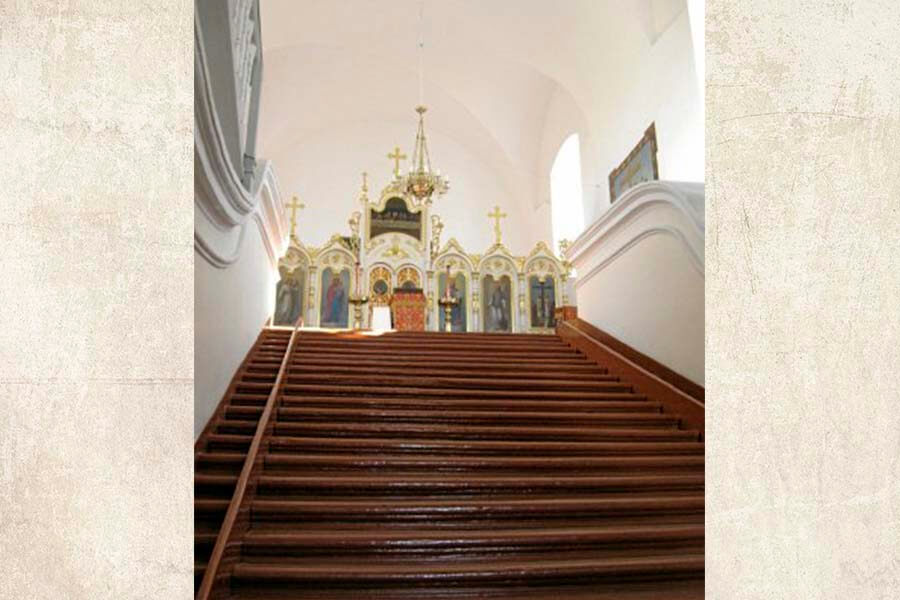 ступени в храме