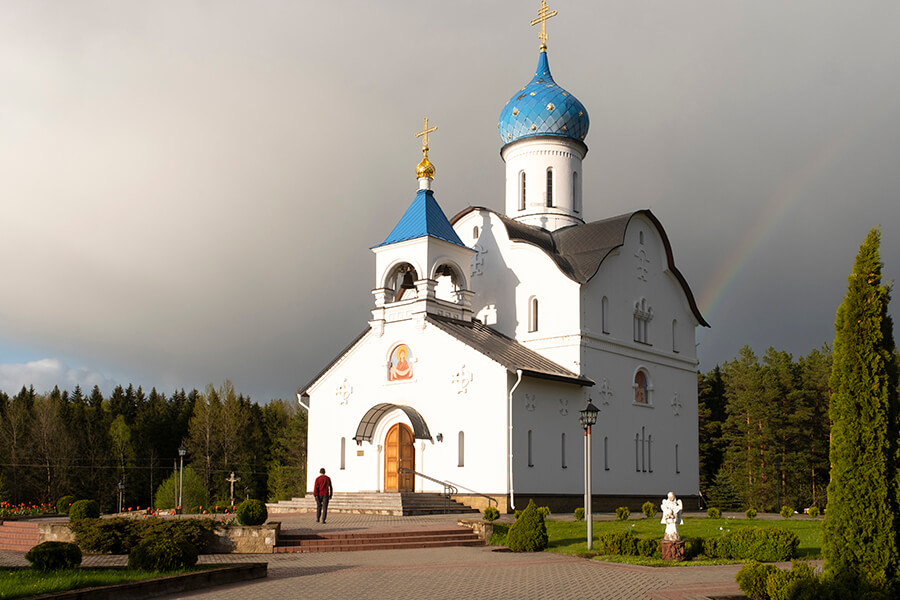 храм на монастырском подворье