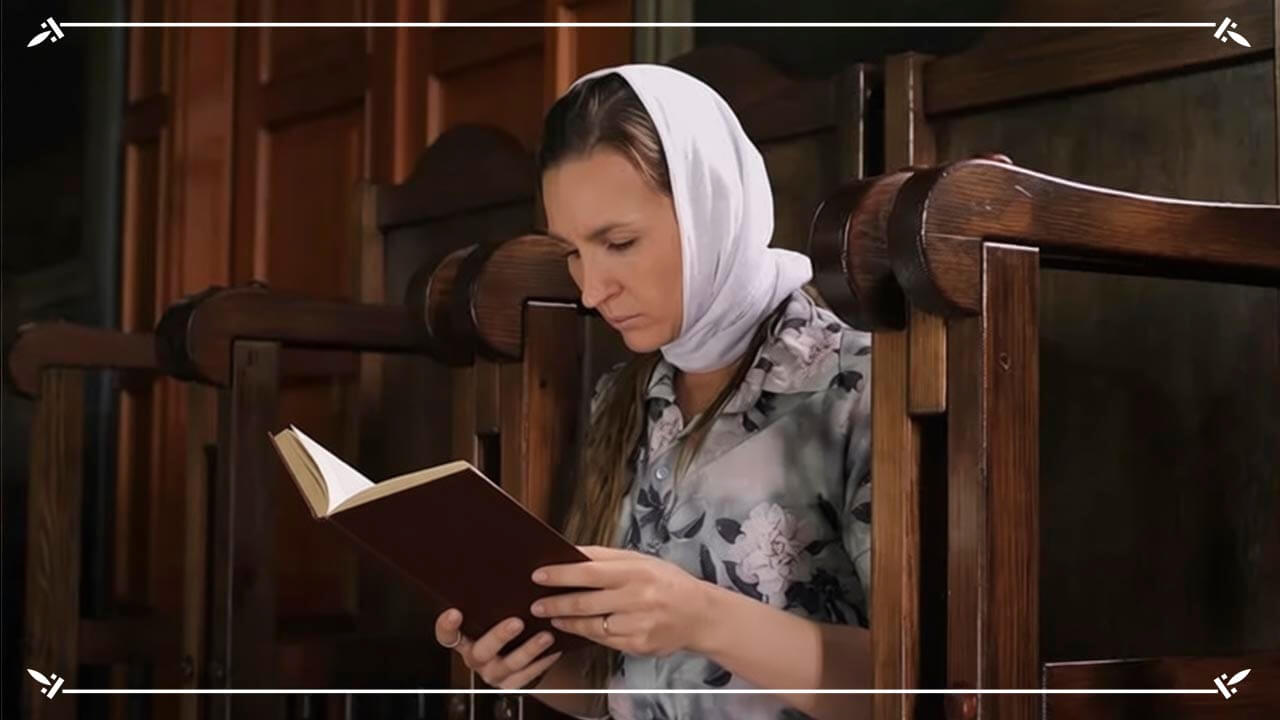 женщина молится
