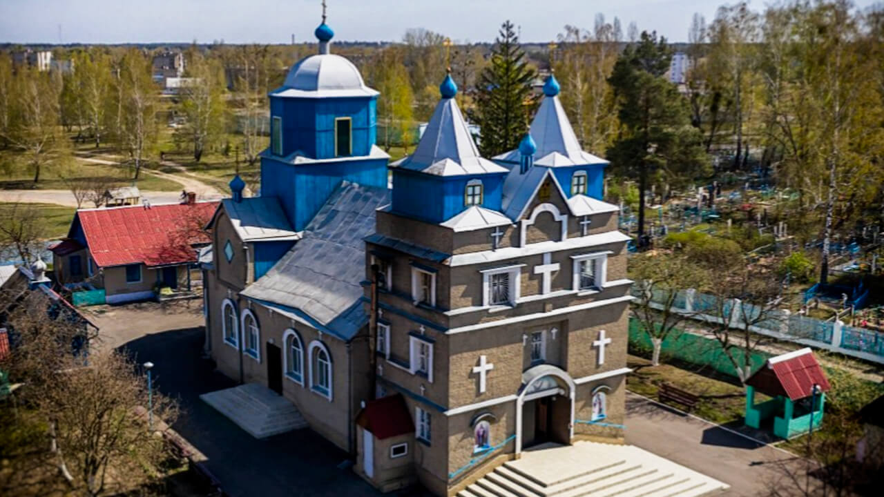 красивый монастырский храм хойники