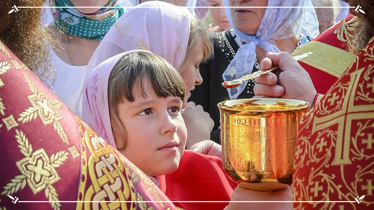 девочка причащается