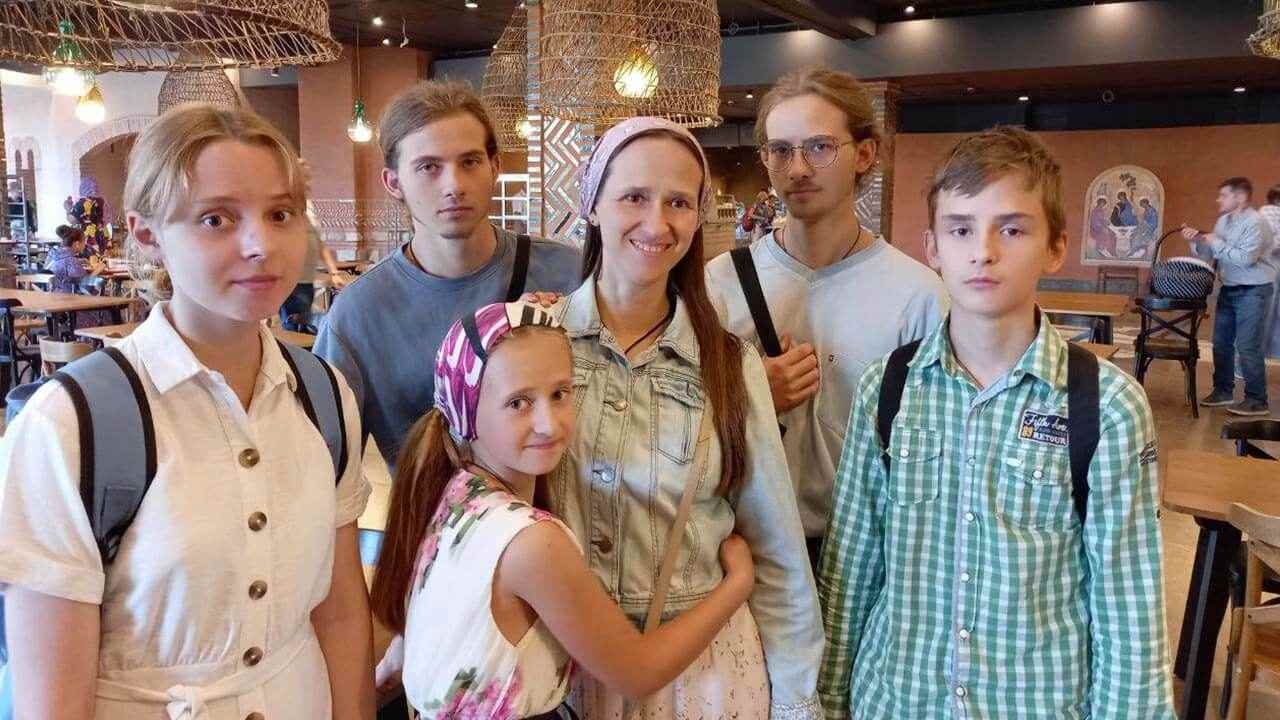 счастливая многодетная семья