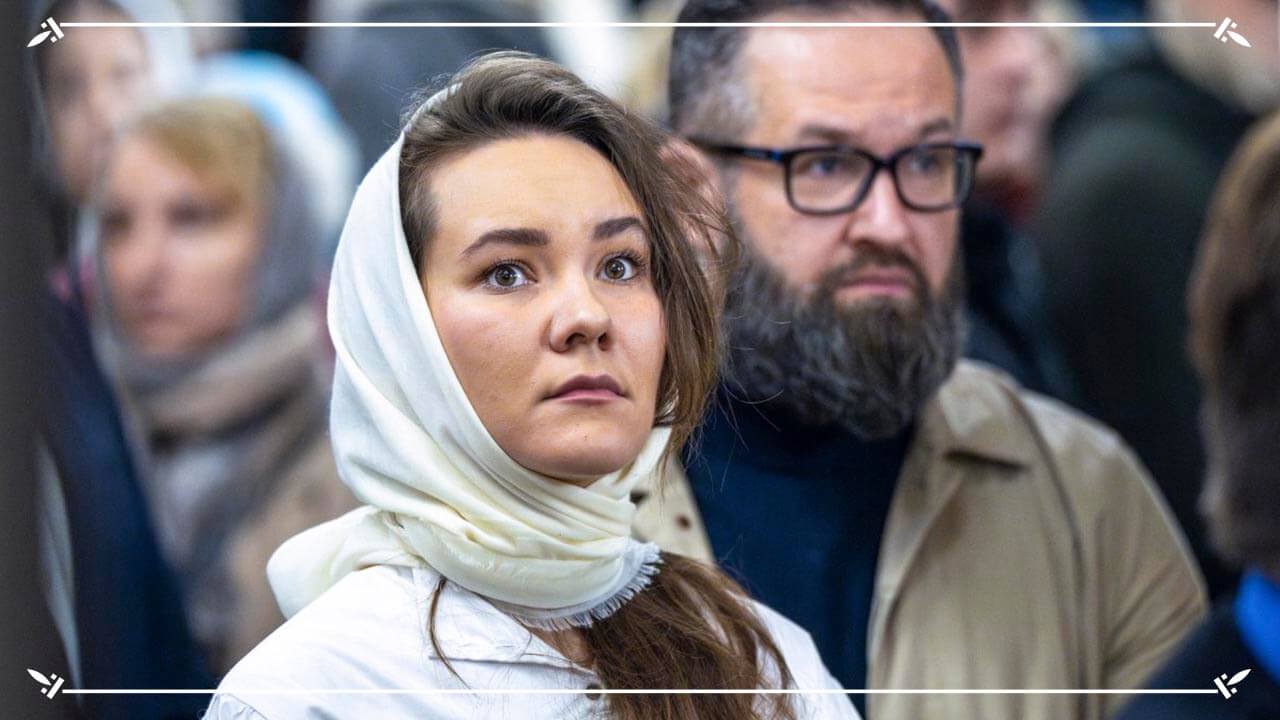 девушка молится в храме