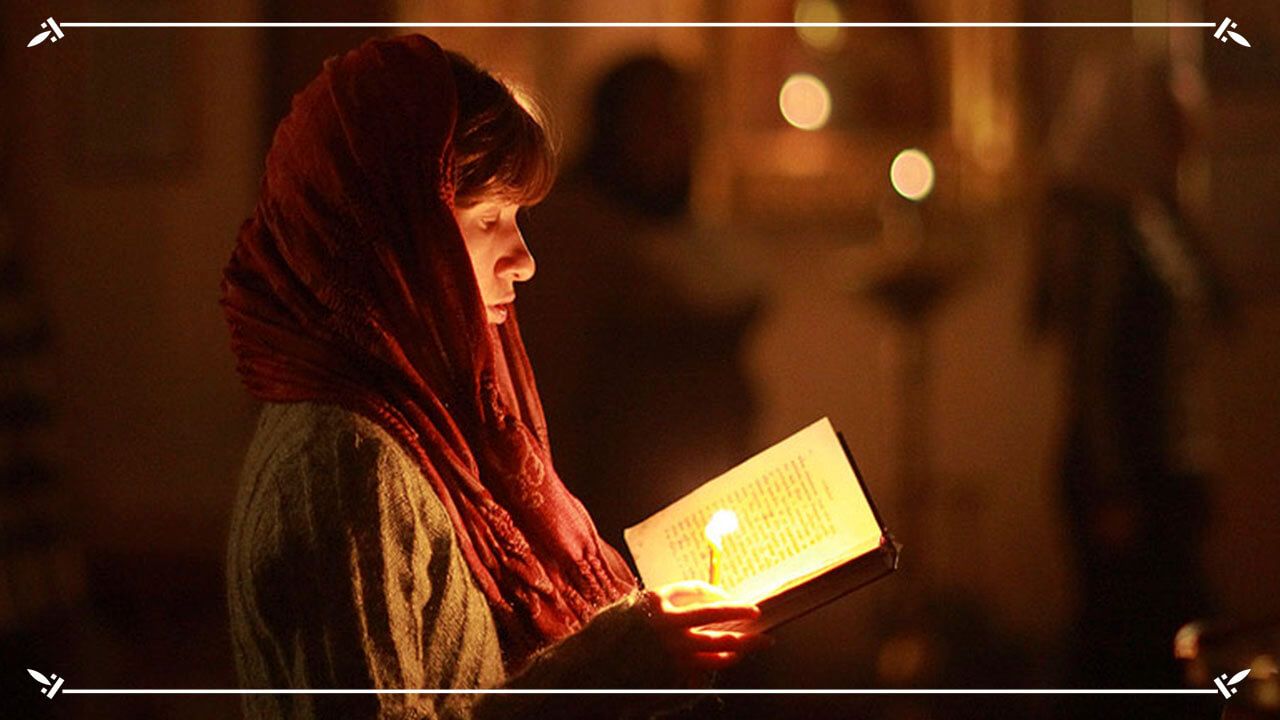 женщина молится