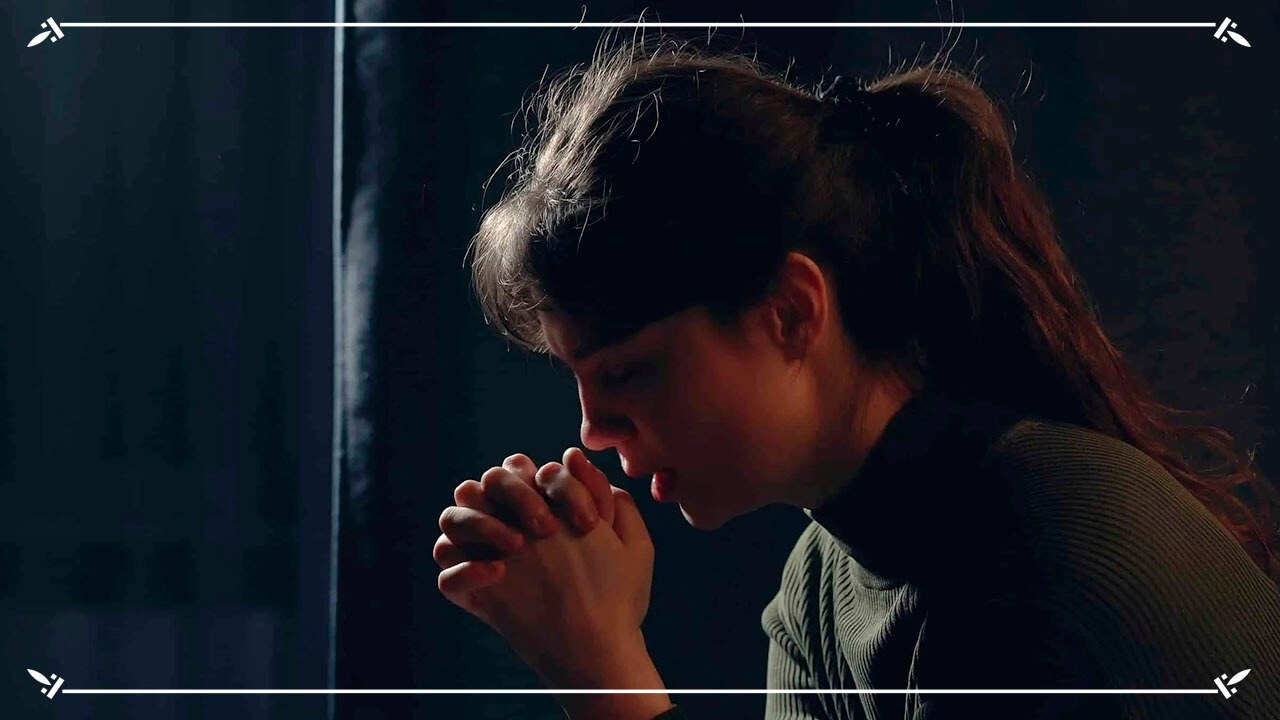 молящаяся девушка