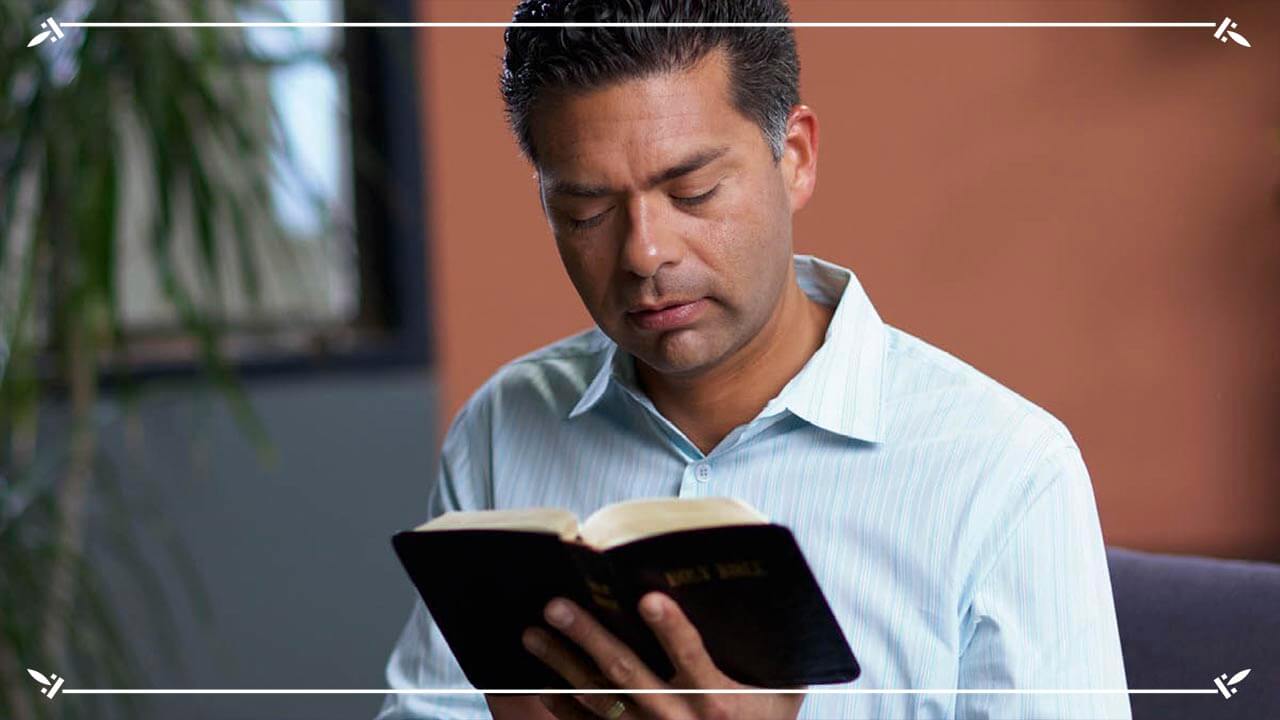 мужчина читает Евангелие