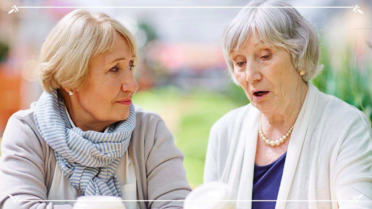 женщины беседуют