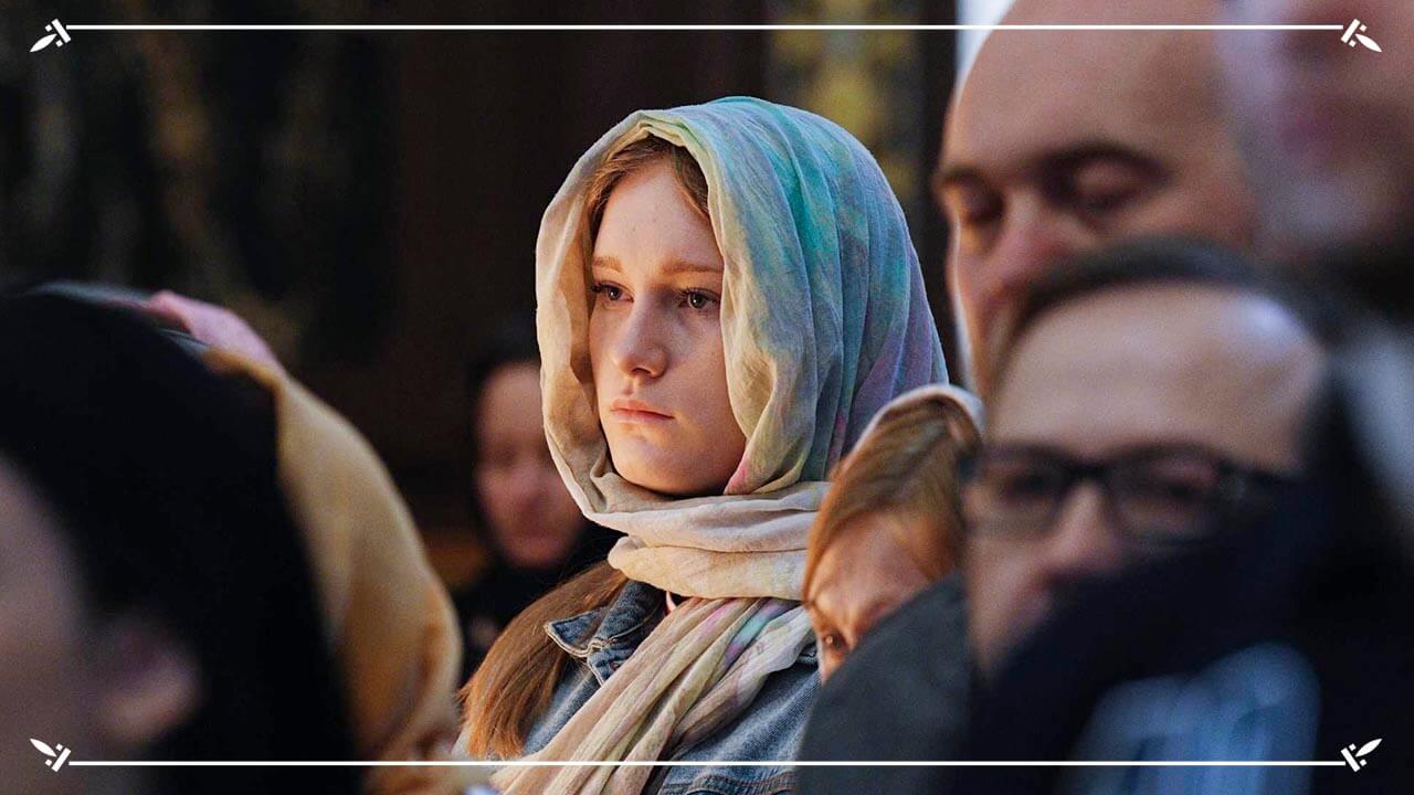 девушка в храме