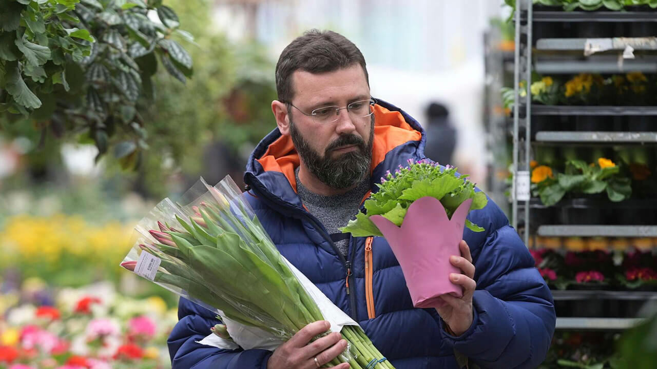 мужчина с цветами