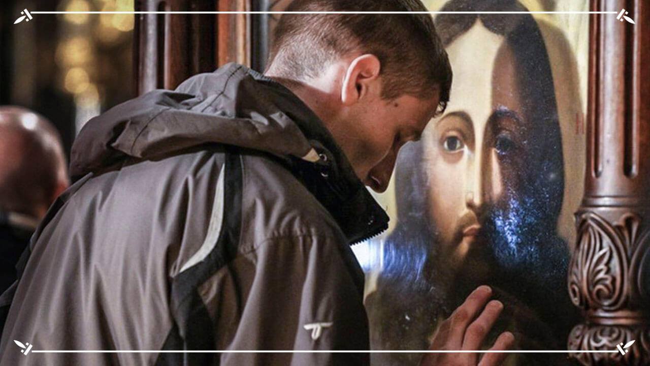 молящийся перед иконой