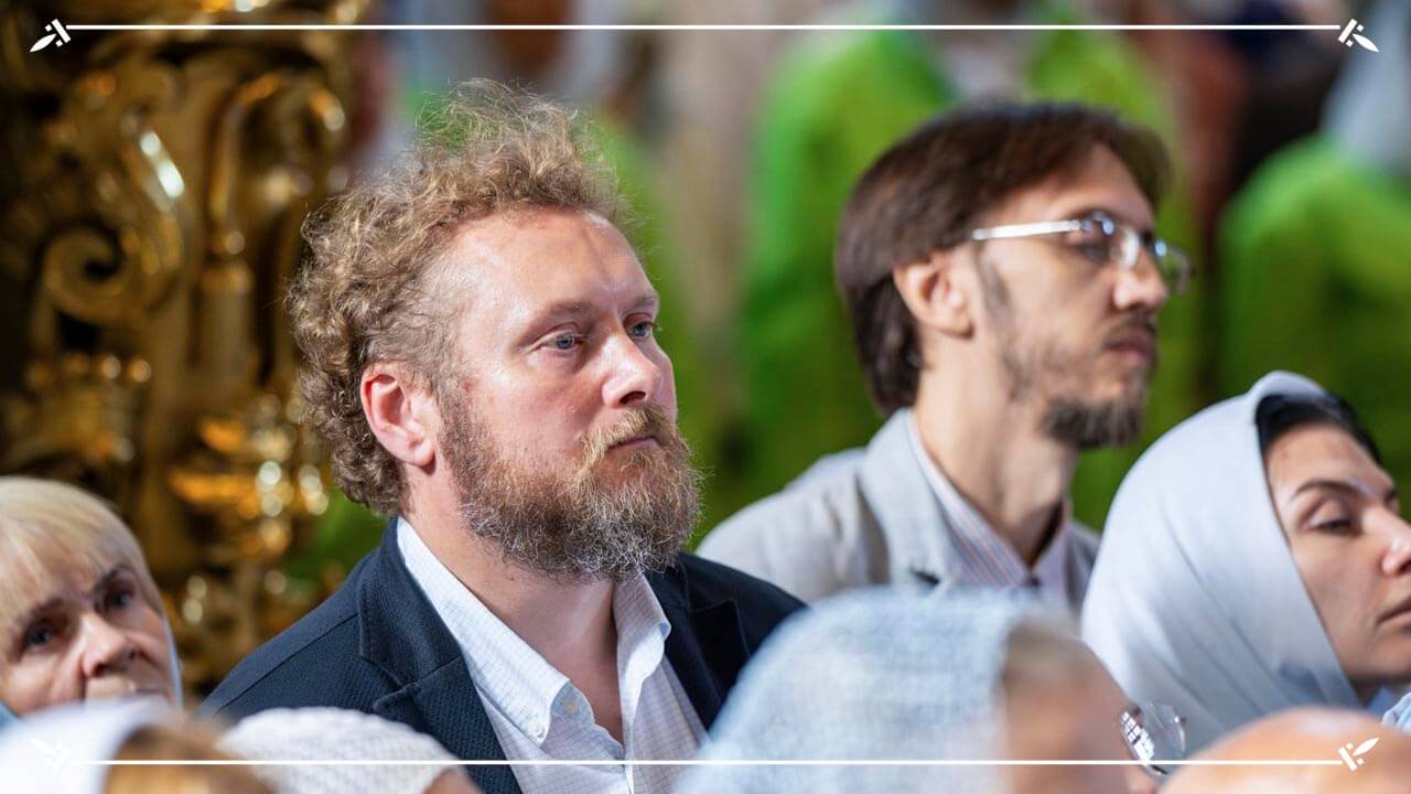 молодой человек в храме