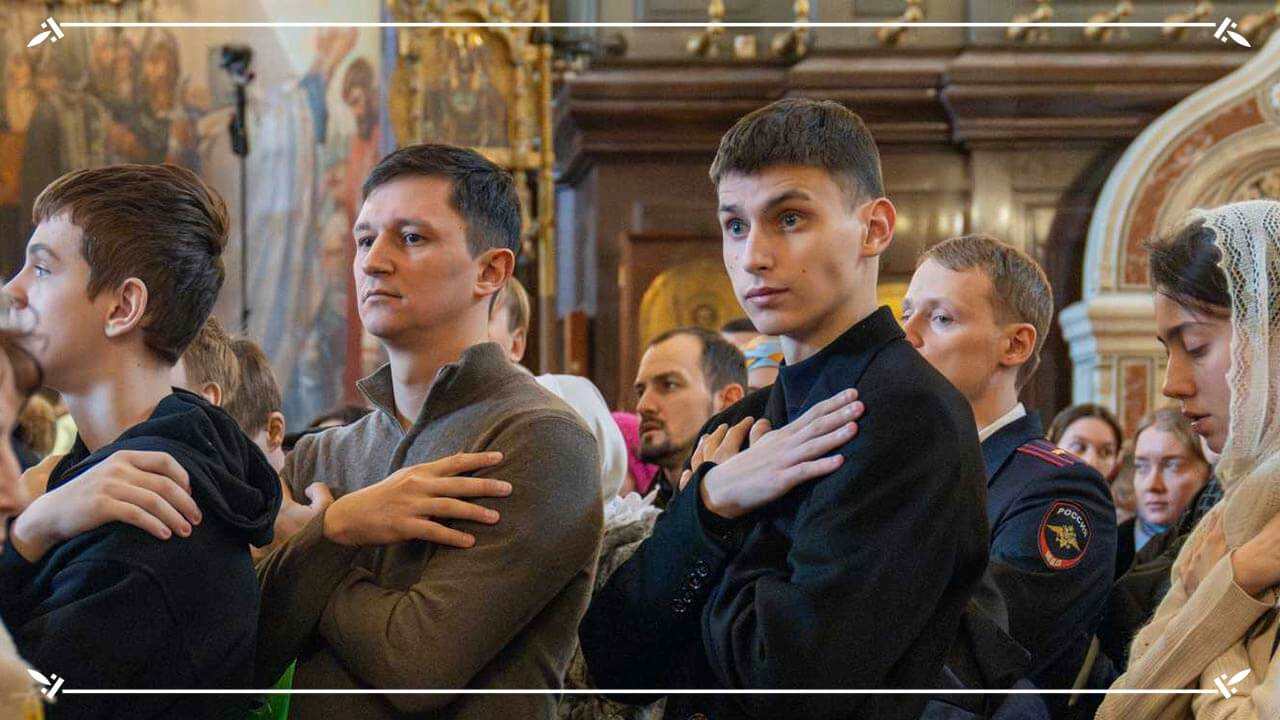 молодые люди идут ко причастию