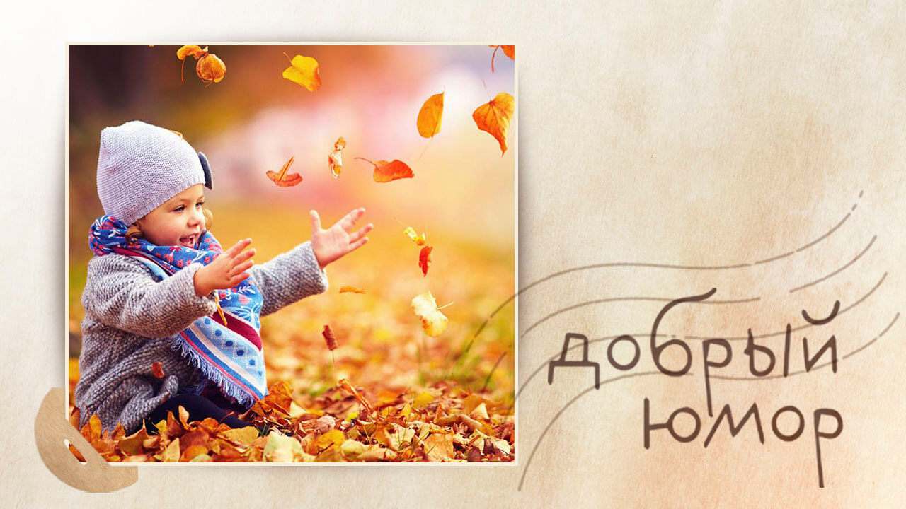 девочка играет с осенними листьями