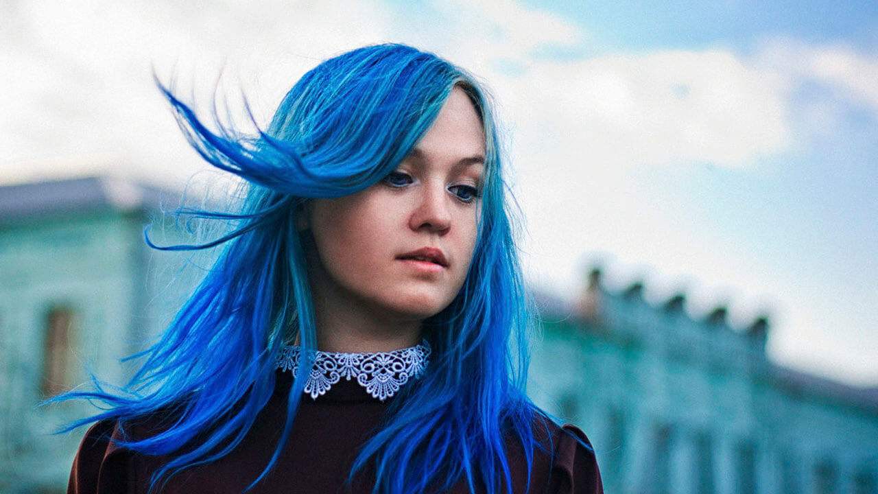 девушка на синем фоне