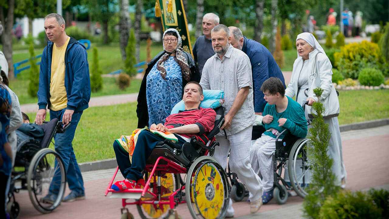 помощь престарелым и больным