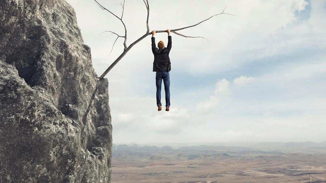 человек висит на ветке