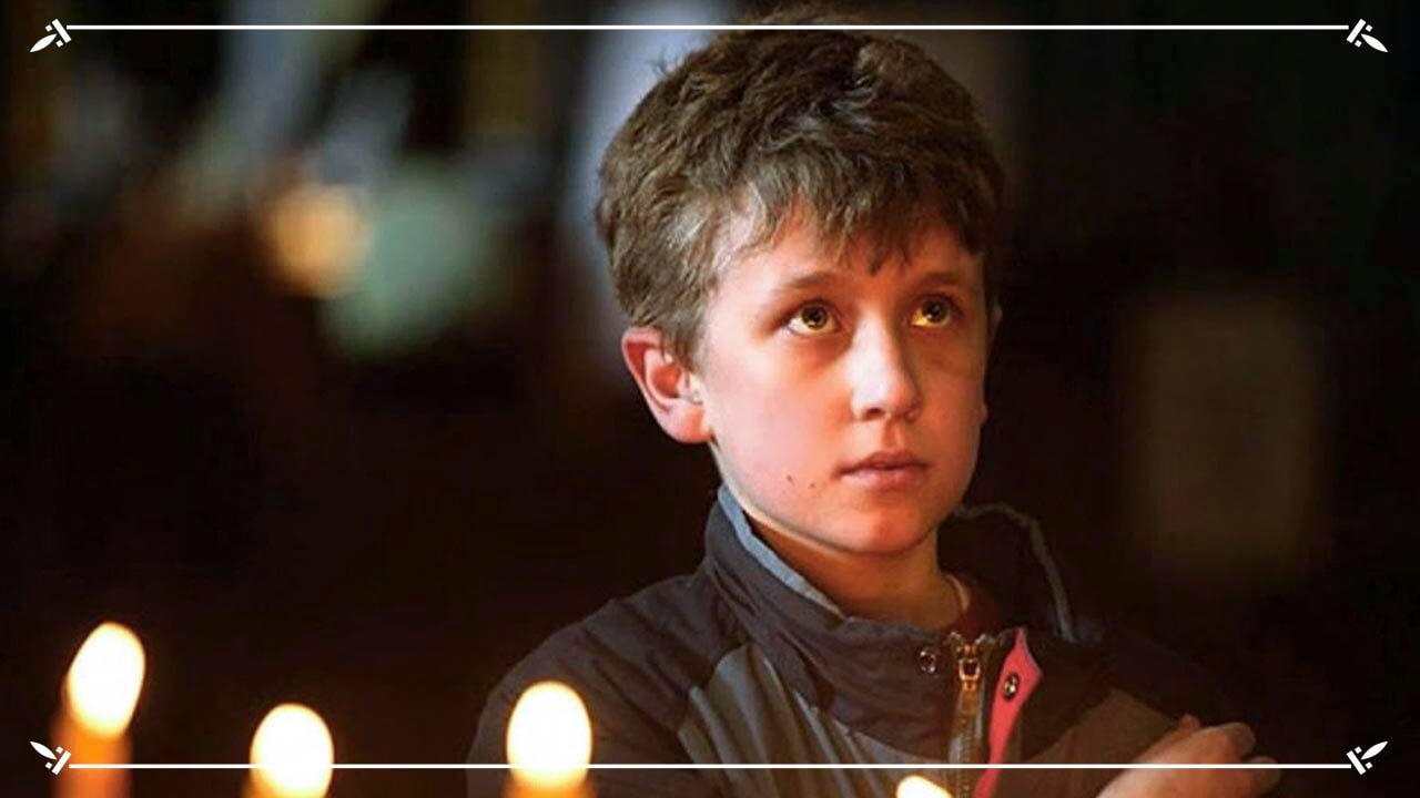 молящийся мальчик