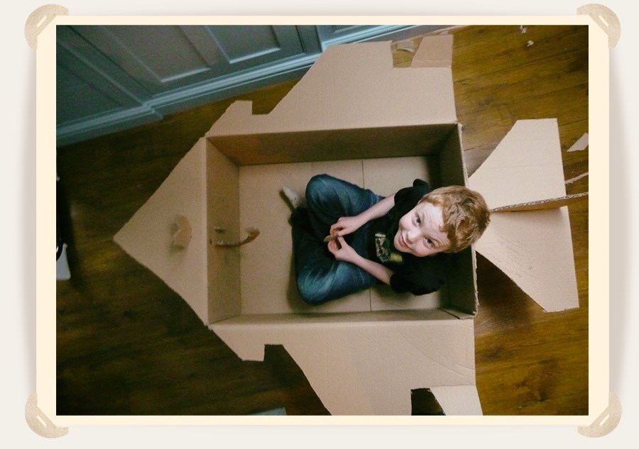 мальчик в коробке