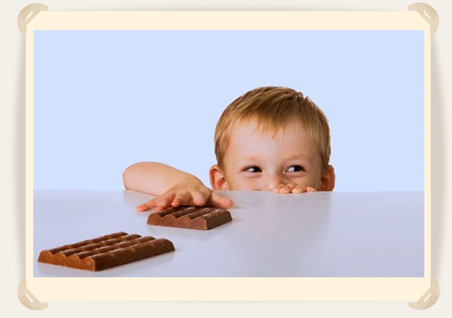 ребенок тянется за шиколадкой