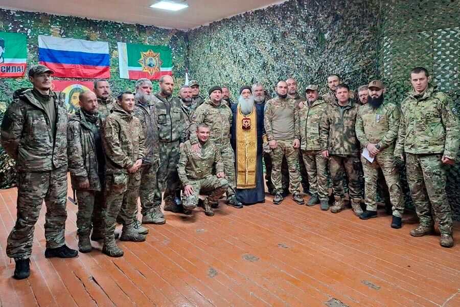 батюшка среди военных 