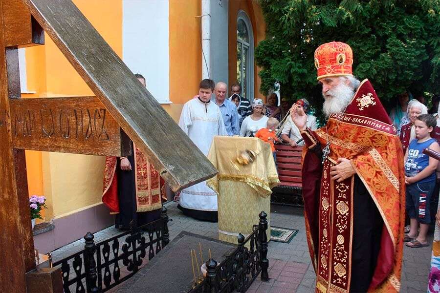 Панихида на могилке старца 