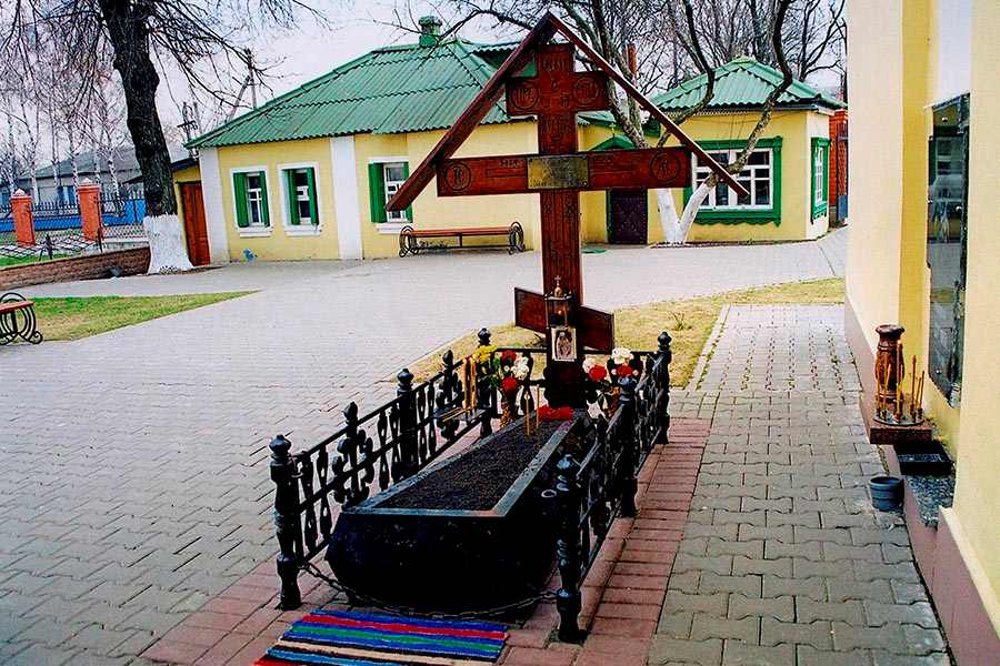 Могилка и келья архимандрита Серафима 