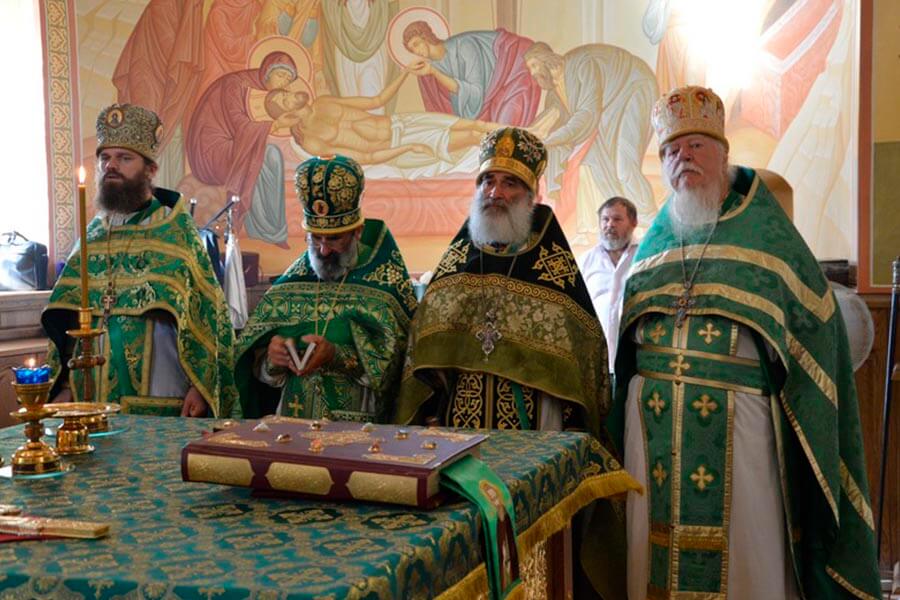 священники у престола 