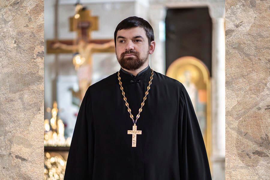 священник 