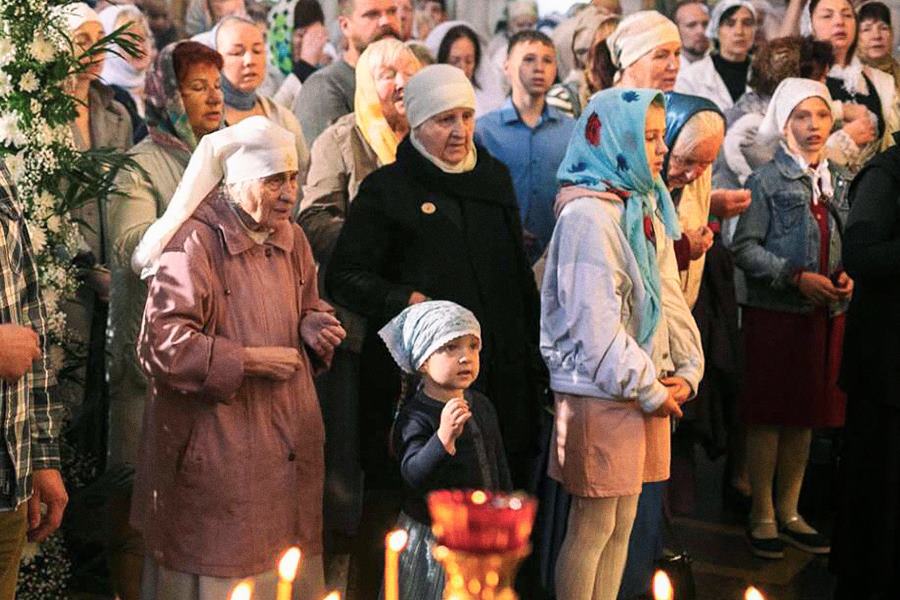 люди в храме