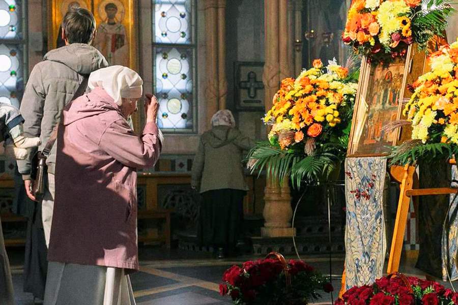 сестра милосердия крестится