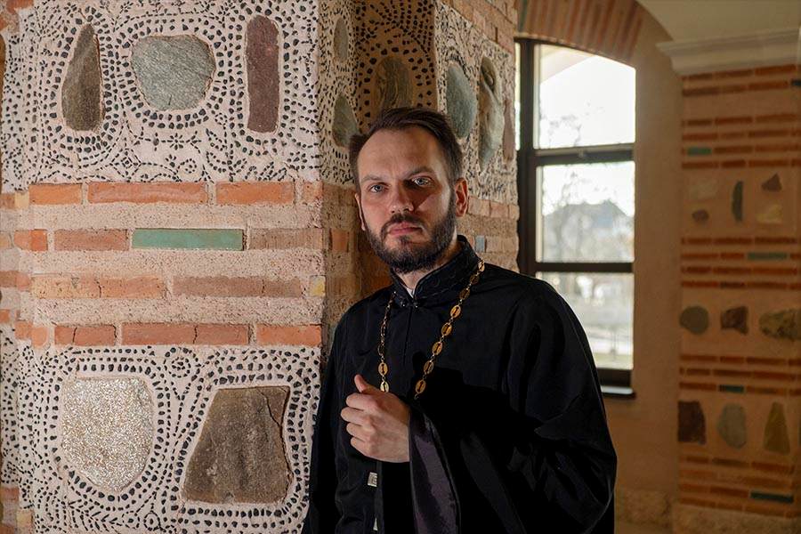 молодой священник