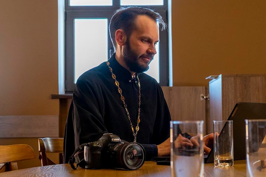 священнослужитель